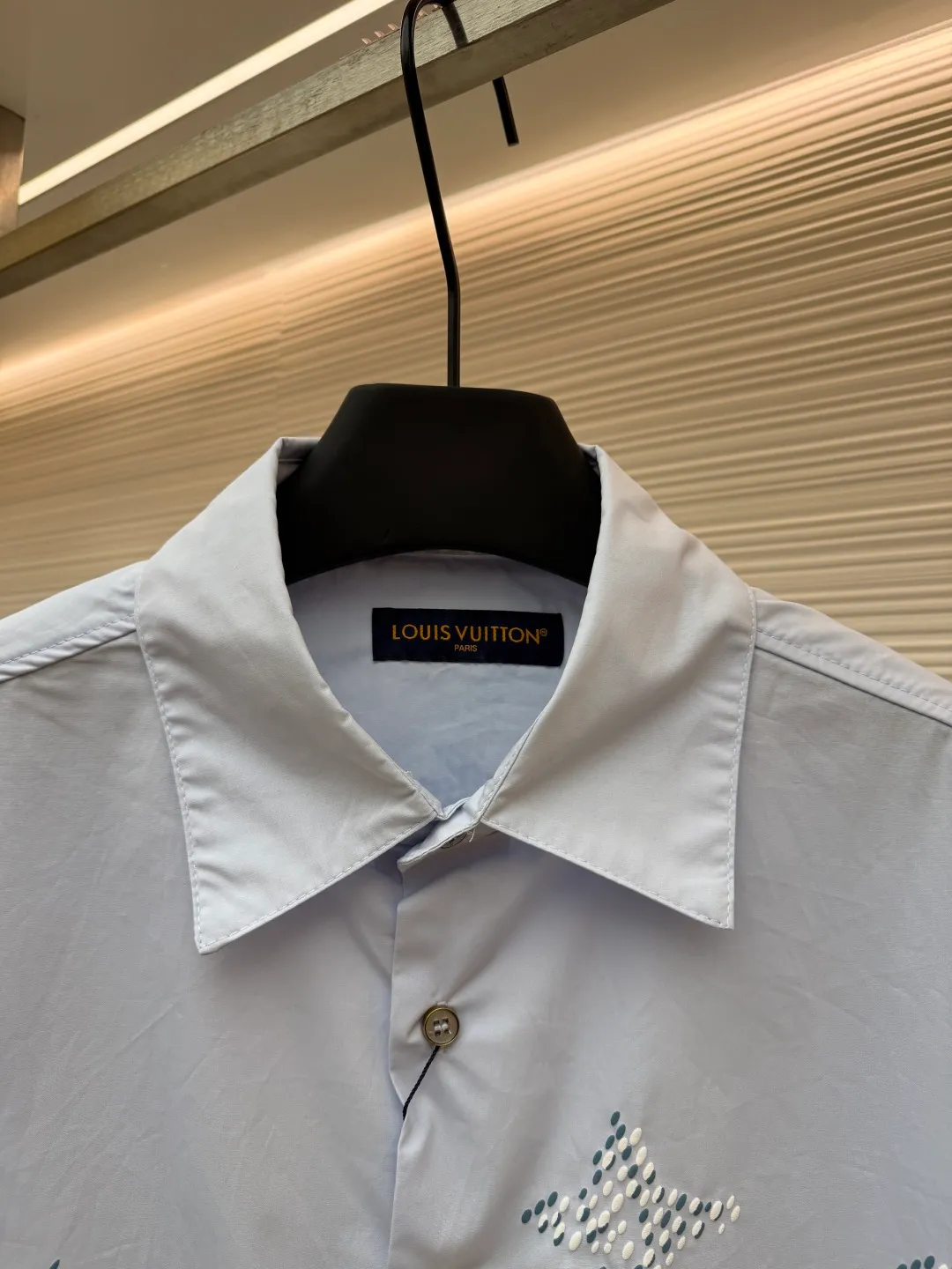 LOUIS VUITTON solid color lapel button-down long-sleeved shirt ●Original version: purchased and developed by 10530 ●Item number: 1681882-A55 ●Fabric: cotton fabric ●Technology: laser burning ●Color: blue ●Version: fitted version ●Weight: about 290 grams ●Size: S-M-L-XL ●Description: - The fabric is made of high-count combed cotton and has been pre-shrunk, making it soft to the touch and not easily deformed; the ready-made garments have been lightly distressed and washed to give them a natural and relaxed texture. The pattern part adopts hand-drilling technology: the small rhinestones are arranged according to the outline of LV's classic Monogram logo, and fixed one by one with invisible fishing lines. The diamond surface is densely arranged and highly flat, and has a delicate luster under the refraction of light. It is cut in a loose-shoulder silhouette, and the neckline is shaped with double-layer interlining. The placket is a single-row concealed placket design, the buttons are matte resin buttons of the same color, and the edges are hand-stitched. The cuffs are wide-sided and folded, and an invisible elastic band is added on the inside to maintain a drapey feel and prevent it from slipping off. The overall craftsmanship takes into account both sophistication and practical wearability. The overall wiring is straight and delicate, the fabric is comfortable and soft, and the color is consistent without color difference. It can be matched with the same style to create a fashionable look and control various occasions. Customized accessories, complete with three standards, same style for men and women!